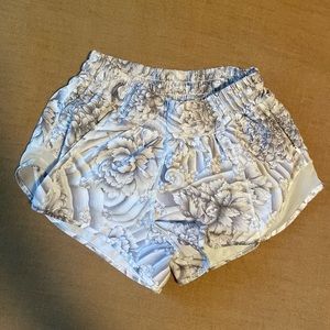 Lululemon low rise hotty hot shorts